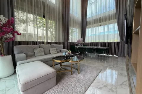 Casa de 4 dormitorios en Pattaya, Tailandia № 212219 - foto 2