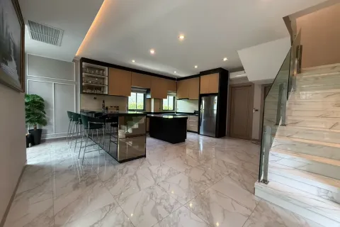 Casa de 4 dormitorios en Pattaya, Tailandia № 212219 - foto 15