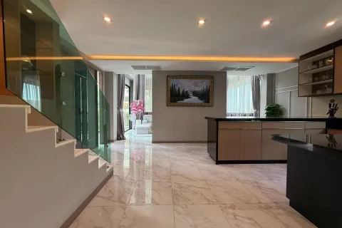 Casa de 4 dormitorios en Pattaya, Tailandia № 212219 - foto 16
