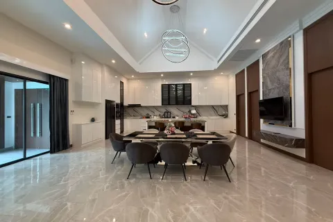 Casa de 5 dormitorios en Pattaya, Tailandia № 212218 - foto 15