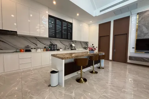 Casa de 5 dormitorios en Pattaya, Tailandia № 212218 - foto 6