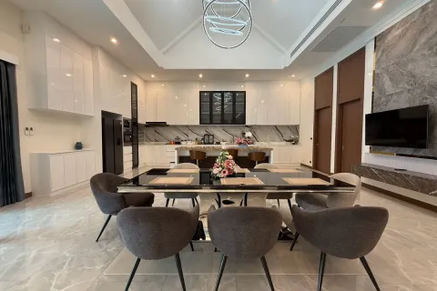 Casa de 5 dormitorios en Pattaya, Tailandia № 212217 - foto 3