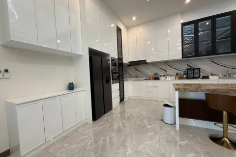 Casa de 5 dormitorios en Pattaya, Tailandia № 212217 - foto 4