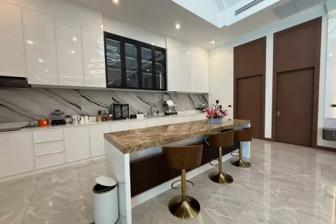 Casa de 5 dormitorios en Pattaya, Tailandia № 212217 - foto 14