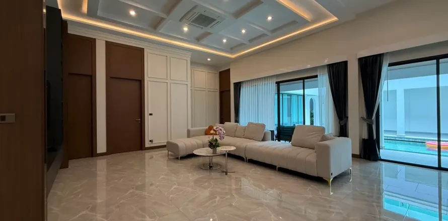Casa de 5 dormitorios en Pattaya, Tailandia № 212217