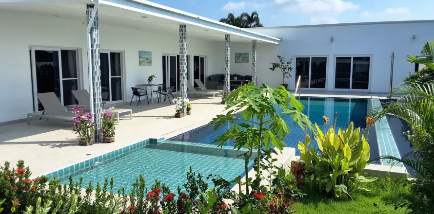 Villa in Pattaya, Thailand 3 bedrooms № 139492