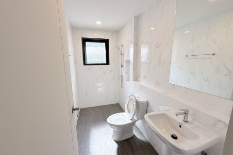 Maison à Bang Kaeo, Thaïlande 3 chambres № 154264 - photo 16