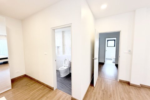 Maison à Bang Kaeo, Thaïlande 3 chambres № 154264 - photo 11