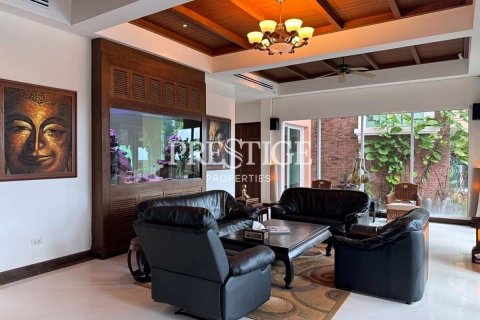 House in Pattaya, Thailand 4 bedrooms № 198404 - photo 2