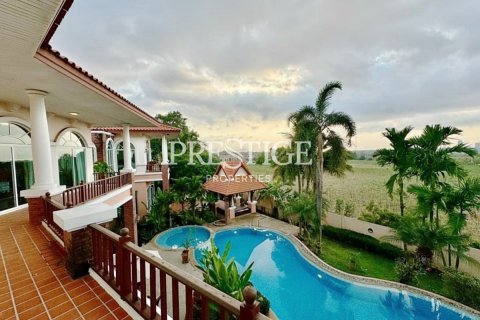 House in Pattaya, Thailand 4 bedrooms № 198404 - photo 17