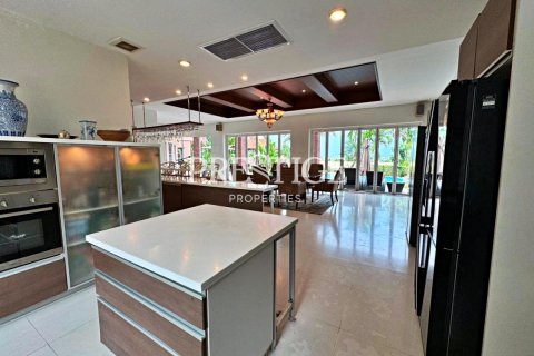 House in Pattaya, Thailand 4 bedrooms № 198404 - photo 6