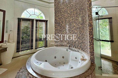 House in Pattaya, Thailand 4 bedrooms № 198404 - photo 11