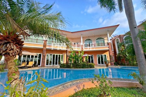 House in Pattaya, Thailand 4 bedrooms № 198404