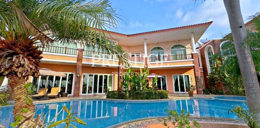 House in Pattaya, Thailand 4 bedrooms № 198404