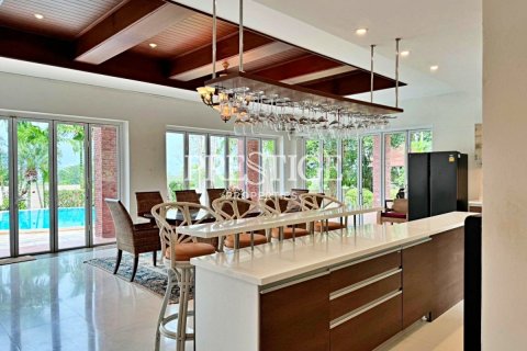 House in Pattaya, Thailand 4 bedrooms № 198404 - photo 5