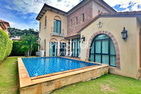 House in Pattaya, Thailand 3 bedrooms № 198409