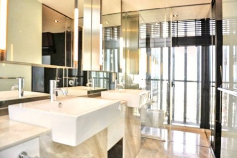 Condo in Bangkok, Thailand, 3 bedrooms № 119116 - photo 8