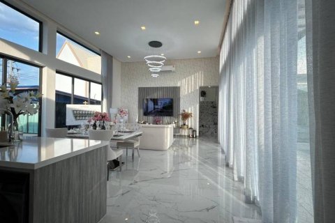 Villa in Bang Lamung, Thailand 4 bedrooms № 116312 - photo 5