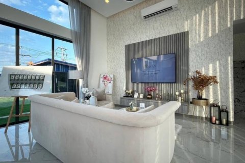 Villa in Bang Lamung, Thailand 4 bedrooms № 116312 - photo 3