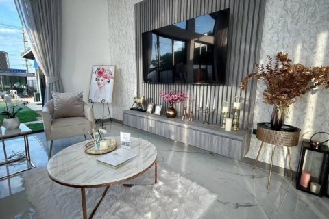 Villa in Bang Lamung, Thailand 4 bedrooms № 116312 - photo 4