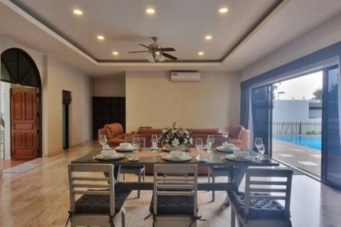 Villa in Pattaya, Thailand 5 bedrooms № 114615 - photo 5