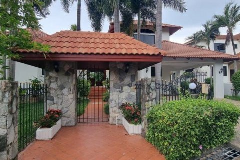 Villa in Pattaya, Thailand 5 bedrooms № 114615 - photo 1