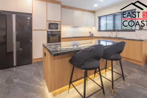 Casa de 4 dormitorios en Pattaya, Tailandia № 213196 - foto 10
