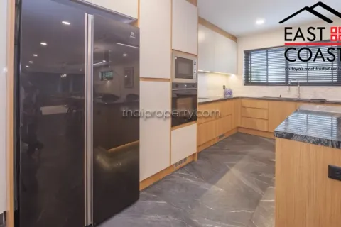 Casa de 4 dormitorios en Pattaya, Tailandia № 213196 - foto 11