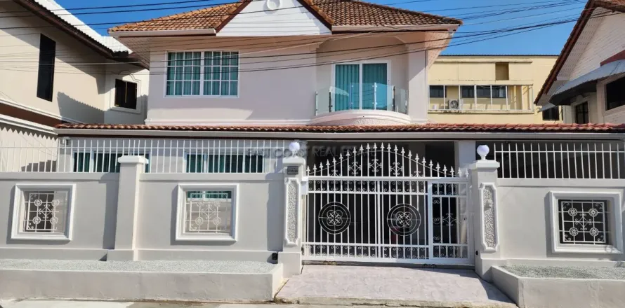 Casa de 4 dormitorios en Pattaya, Tailandia № 212286
