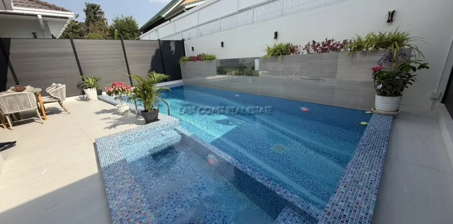 Casa de 4 dormitorios en Pattaya, Tailandia № 212287