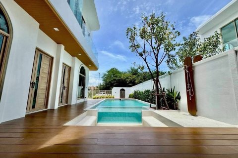 Villa in Pattaya, Thailand 5 bedrooms № 147733 - photo 6