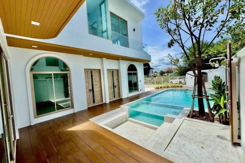 Villa in Pattaya, Thailand 5 bedrooms № 147733 - photo 5