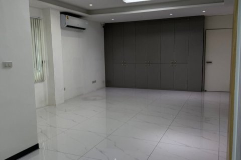 Таунхаус в Ванг Тонг Ланге, Бангкок, Таиланд с 4 спальнями  № 144713 - фото 2