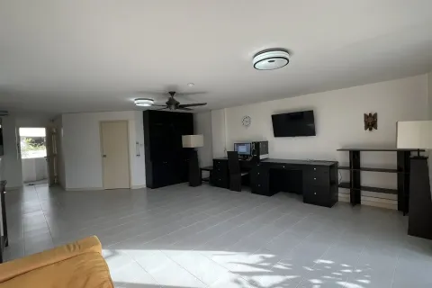 Condo in Bangkok, Thailand, 2 bedrooms № 136973 - photo 13