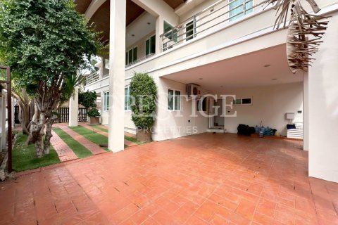 House in Pattaya, Thailand 4 bedrooms № 197473