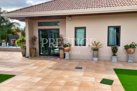 House in Pattaya, Thailand 4 bedrooms № 197478