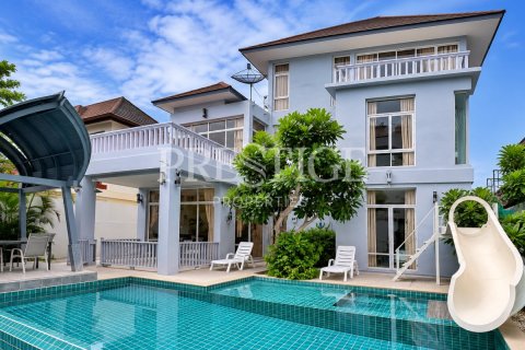 House in Pattaya, Thailand 4 bedrooms № 197476
