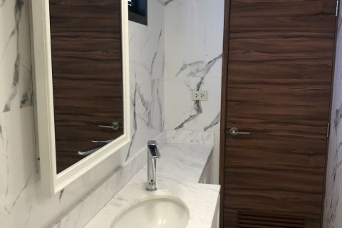 House in Watthana, Bangkok, Thailand 3 bedrooms № 162002 - photo 17