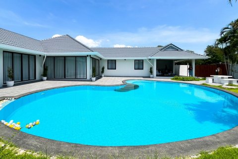 Дом в Чонбури, Таиланд с 3 спальнями  № 133608 - фото 1