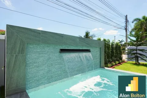 Casa de 4 dormitorios en Pattaya, Tailandia № 210693 - foto 4