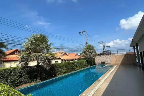 Casa de 5 dormitorios en Jomtien Beach, Pattaya, Tailandia № 210694 - foto 11