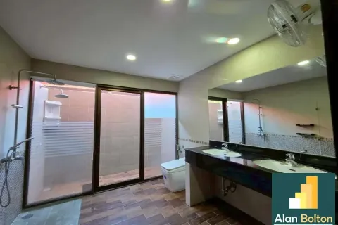 Casa de 4 dormitorios en Pattaya, Tailandia № 210698 - foto 7