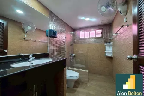 Casa de 4 dormitorios en Pattaya, Tailandia № 210698 - foto 10
