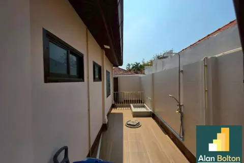 Casa de 4 dormitorios en Pattaya, Tailandia № 210698 - foto 15