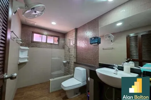 Casa de 4 dormitorios en Pattaya, Tailandia № 210698 - foto 11
