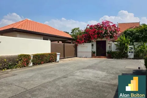 Casa de 4 dormitorios en Pattaya, Tailandia № 210698 - foto 2