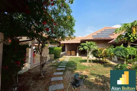 Casa de 4 dormitorios en Pattaya, Tailandia № 210698 - foto 3