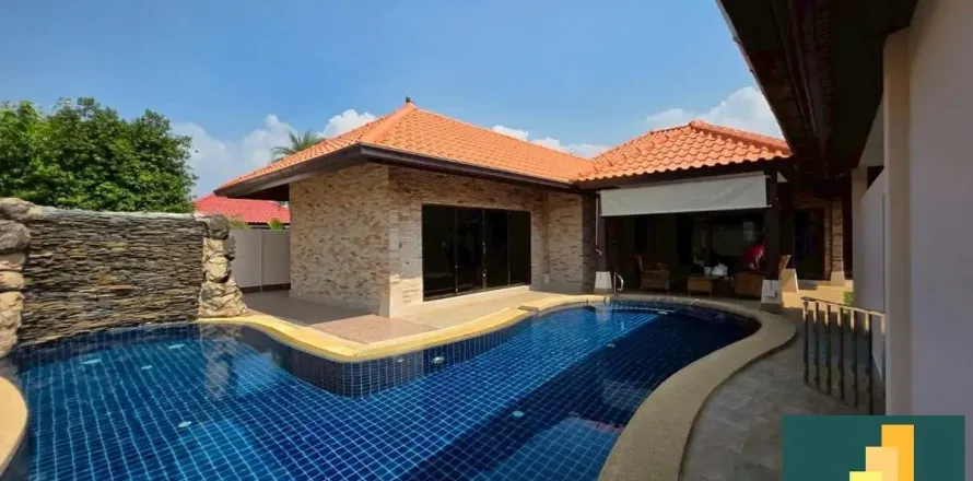 Casa de 4 dormitorios en Pattaya, Tailandia № 210698
