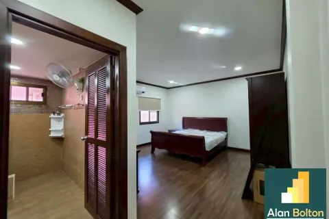 Casa de 4 dormitorios en Pattaya, Tailandia № 210698 - foto 4