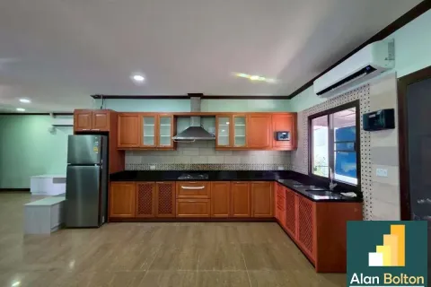 Casa de 4 dormitorios en Pattaya, Tailandia № 210698 - foto 9